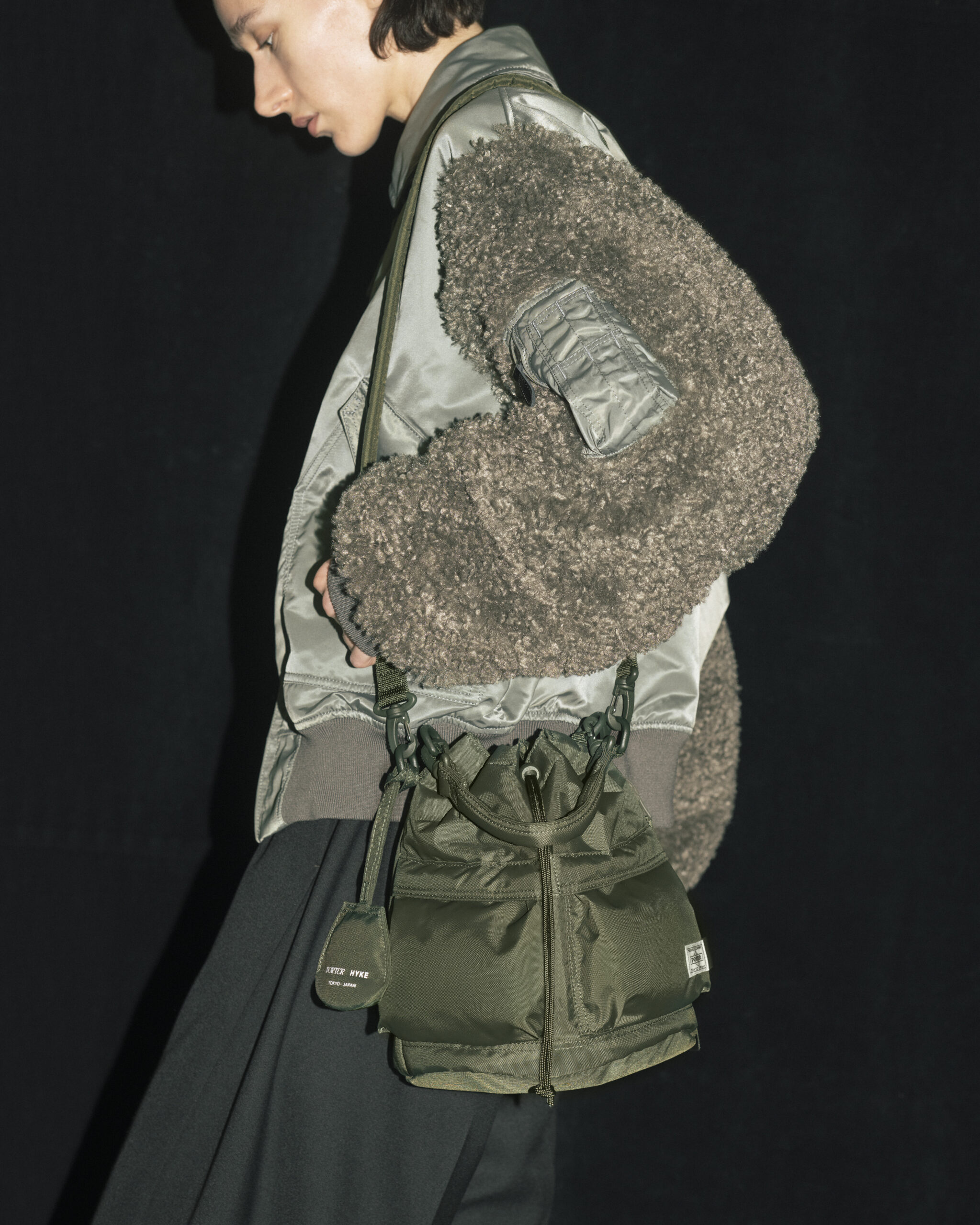 HYKE POTER HELMET BAG OLIVE DRAB 着用画像 通販