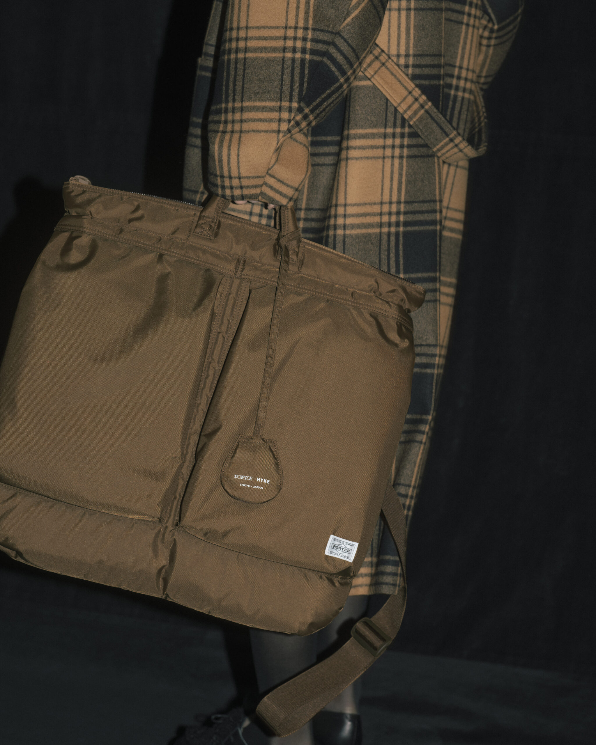 HYKE POTER HELMET BAG COYOTE BROWN 着用画像 通販