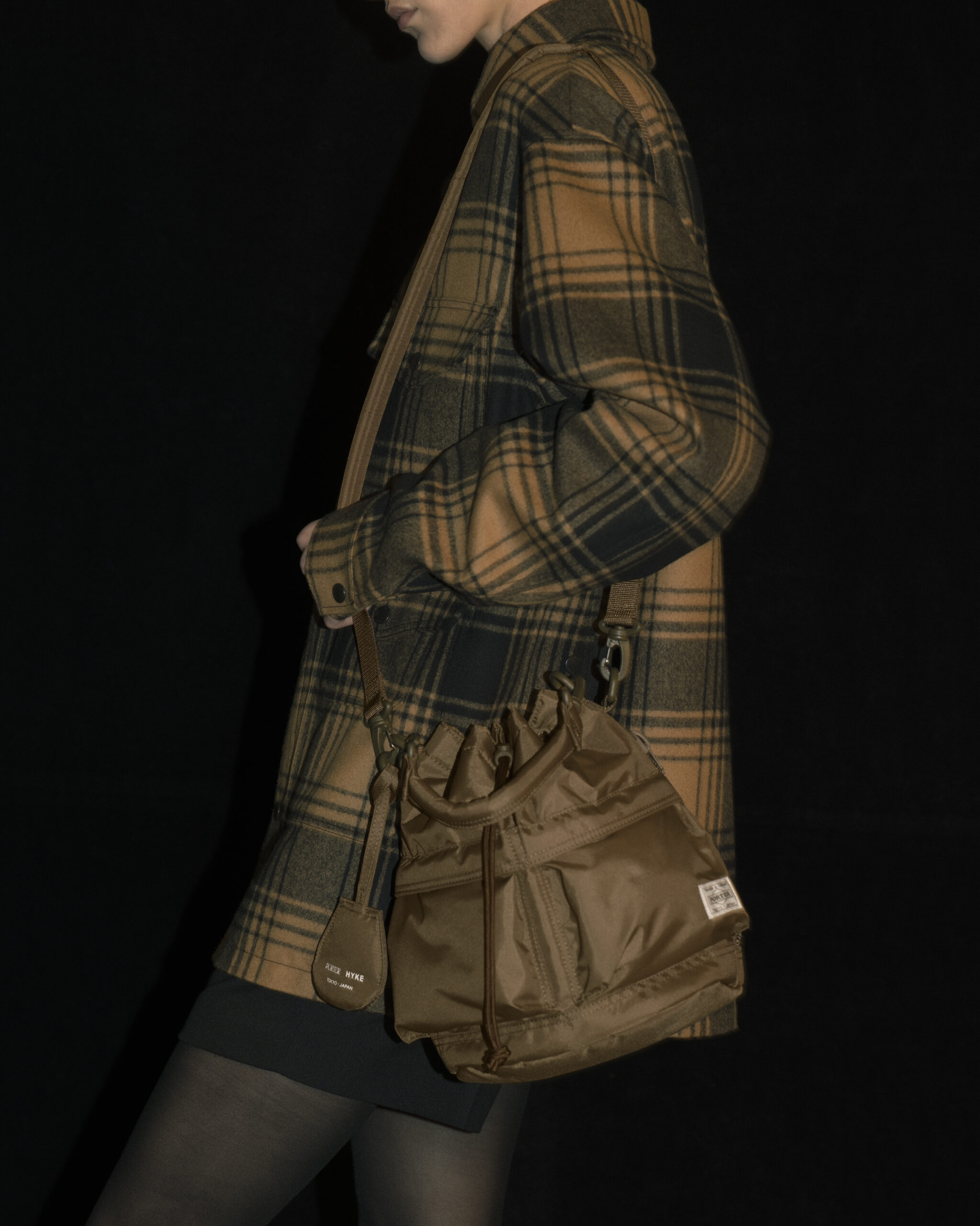 HYKE POTER HELMET BAG COYOTE BROWN 着用画像 通販